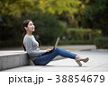 屋外 室外 若い女性 38854679