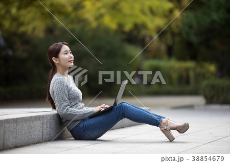 屋外 室外 若い女性 38854679