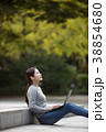 屋外 室外 若い女性 38854680