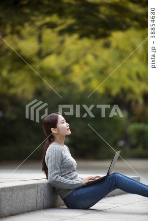 屋外 室外 若い女性 38854680