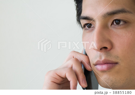 ビジネスイメージ　通話をする男性 38855180