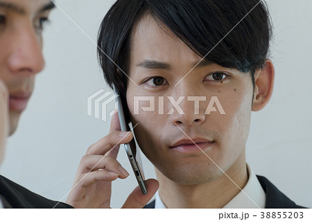 ビジネスイメージ 通話をする男性達 ビジネスイメージ 通話をする男性達 38855203
