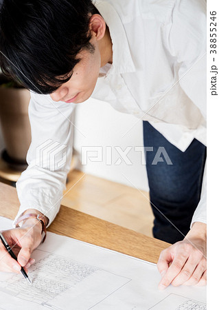 ビジネスイメージ　製図をする男性 38855246