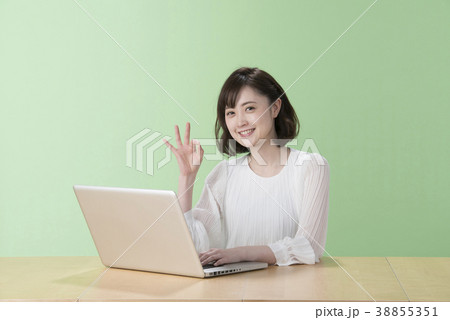若い女性 ノートパソコン OKサイン 若い女性 ノートパソコン OKサイン 38855351