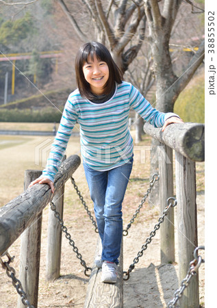 公園の遊具で遊ぶ女の子 38855502