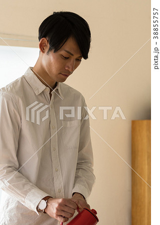 ライフスタイル　珈琲をドリップする男性 38855757