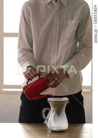 ライフスタイル　珈琲をドリップする男性 38855804