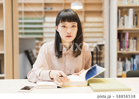 図書館で勉強する 女子大生 38856538
