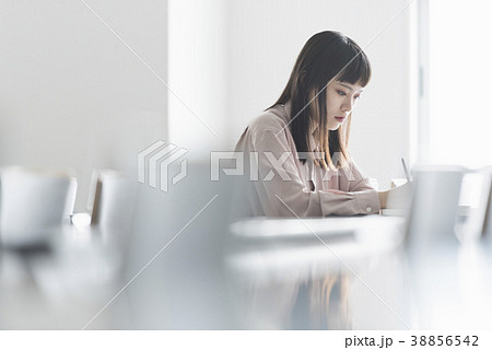 講堂で勉強する女子大生 講堂で勉強する女子大生 38856542