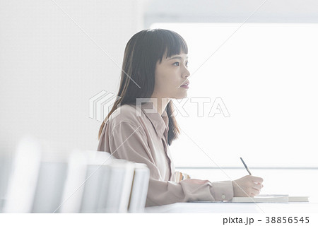講堂で勉強する女子大生 講堂で勉強する女子大生 38856545
