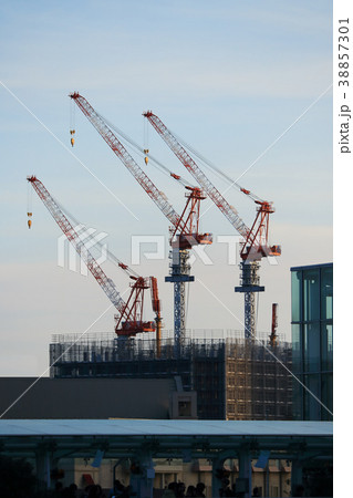 クレーン車3台がある建設現場 38857301