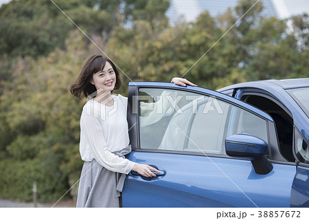 若い女性 車 ポートレートの写真素材