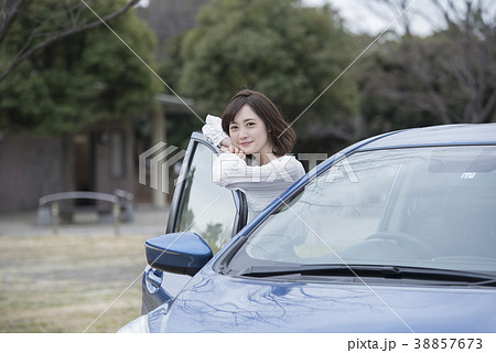 若い女性 車 ポートレートの写真素材