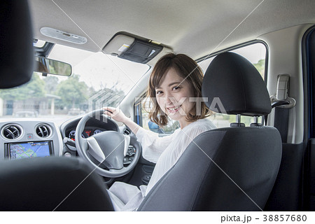 車の運転席の若い女性の写真素材