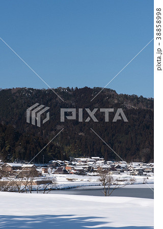 雪の中の余呉湖と湖畔の集落 38858998