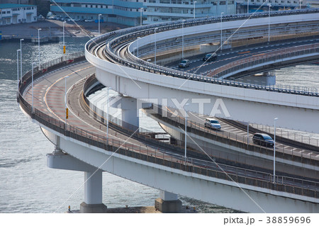 カーブを描く道路・線路 38859696