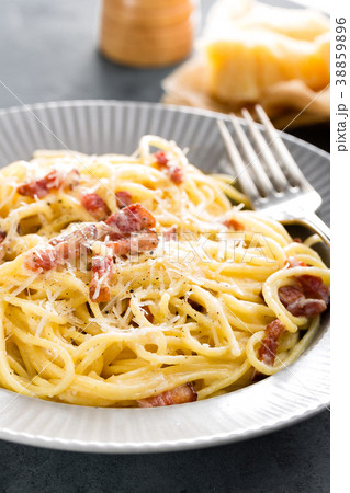 Carbonara pasta, spaghetti with pancetta 38859896