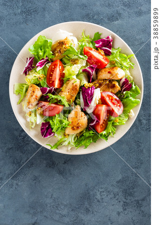 Vegetable salad with grilled chicken breast 38859899
