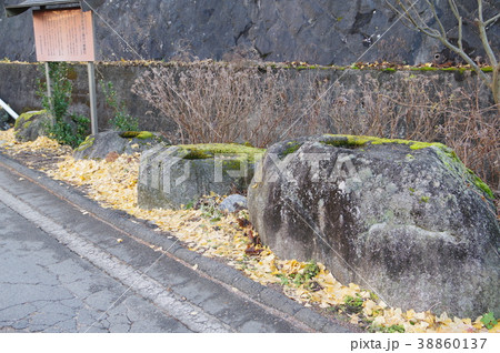 信州の文化財　旧伊那街道上穂沢川橋礎石　伊那街道の交通を支えた交通遺構　市文化財指定 38860137
