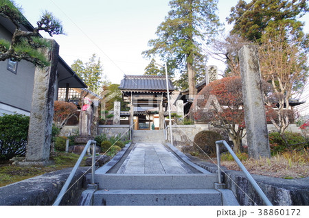 信州 駒ヶ根の寺院 如来寺 伊那街道 三州街道 沿い 守屋貞治の名号塔などがあるの写真素材