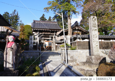 信州 駒ヶ根の寺院 如来寺 伊那街道 三州街道 沿い 守屋貞治の名号塔などがあるの写真素材