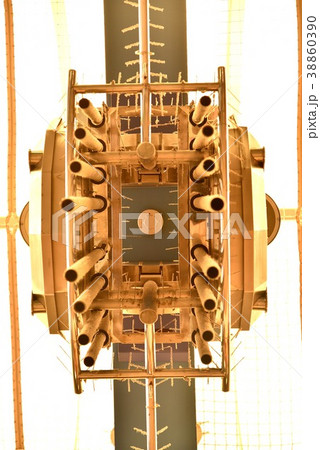 駅のカリヨン時計を真下から見た図 38860390