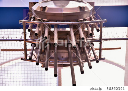 駅のカリヨン時計を下方向から見た図 38860391
