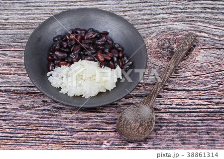 Black bean and sticky rice in sweet coconut cream  38861314