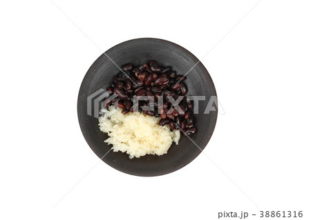 Black bean and sticky rice in sweet coconut cream  38861316