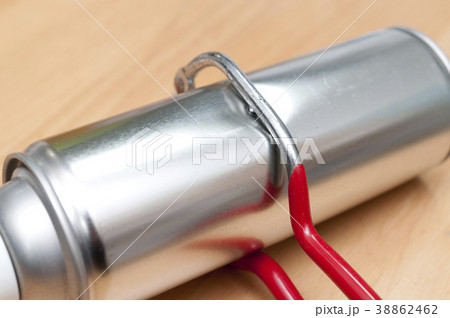 スプレー缶に穴を開ける 38862462