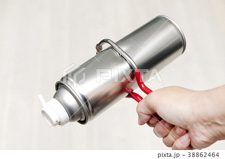スプレー缶に穴を開ける 38862464