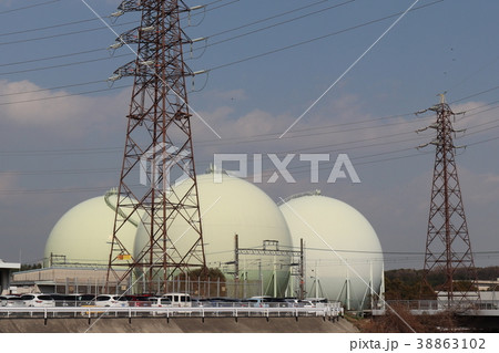 ガスタンクと送電線 38863102