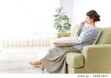 家でテレビを見る女性 家でテレビを見る女性 38863897