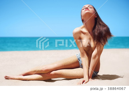 sexy beauty relax on sea 38864067