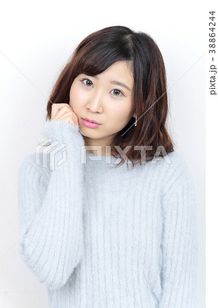 若い女性　ヘアスタイル 38864244