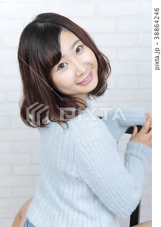 若い女性　ヘアスタイル 38864246