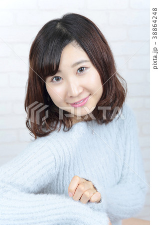 若い女性　ヘアスタイル 38864248