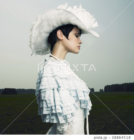 Woman in vintage cap 38864518