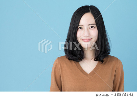 女性ポートレート ブルーバックイメージ 女性ポートレート ブルーバックイメージ 38873242