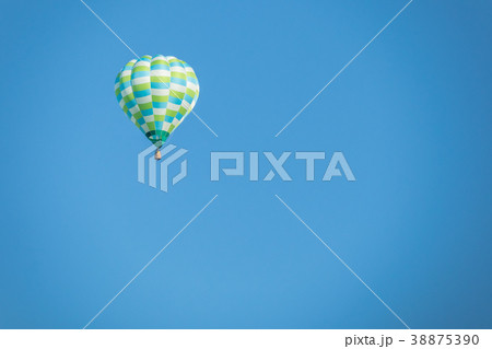 快晴の青空を飛ぶ熱気球 38875390