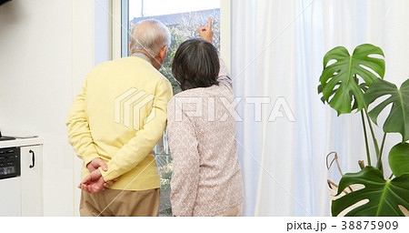 外を見るシニア夫婦 38875909