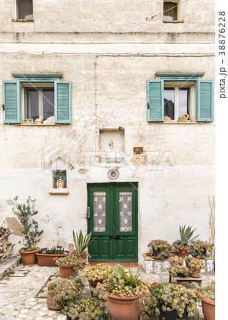 青色の鎧戸を見る石造りの住宅 38876228