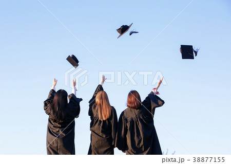 Campus life - Graduation ceremony with friends, get a good start. 069 38877155