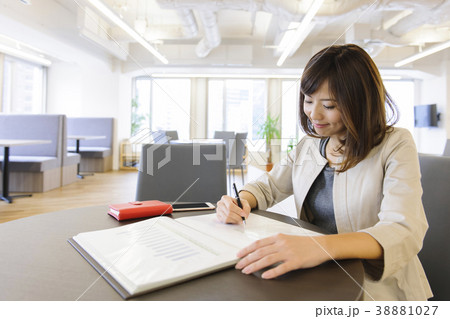 働く若い女性 ビジネスウーマン 働く若い女性 ビジネスウーマン 38881027