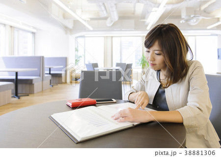 働く若い女性　　ビジネスウーマン　 38881306