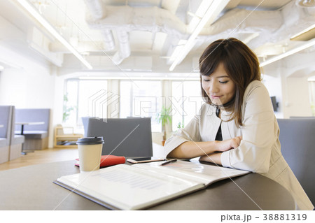 働く若い女性　　ビジネスウーマン　 38881319