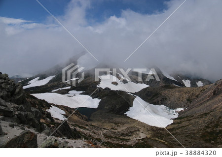 白山山頂からの眺望 青空と雲と雪と 白山山頂からの眺望 青空と雲と雪と 38884320