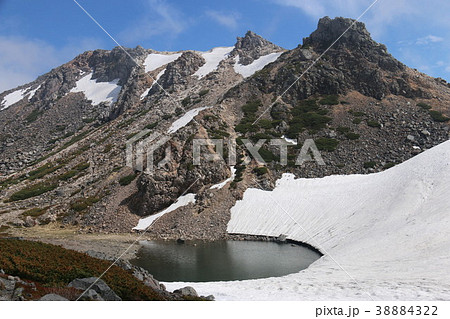 白山山頂からの眺望 青空と雲と雪と 白山山頂からの眺望 青空と雲と雪と 38884322