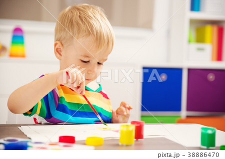 Little child drawing on the paper Little child drawing on the paper 38886470