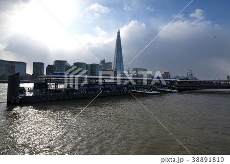 テムズ川とシャード・ロンドン・ブリッジ テムズ川とシャード・ロンドン・ブリッジ 38891810
